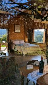 加里波第Loft no campo próximo ao Vale dos Vinhedos的一间卧室设有两张床和两个窗户。