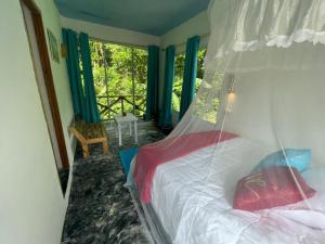 圣塔芭芭拉-山美纳Salvaje Rooms&Restaurant的一间卧室配有一张带天蓬的床