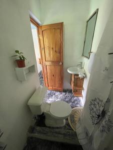 圣塔芭芭拉-山美纳Salvaje Rooms&Restaurant的一间带卫生间和水槽的浴室