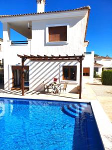 穆尔西亚Espectacular Villa PISCINA PRIVADA Altaona GOLF的别墅前设有游泳池