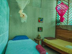 马尔多纳多港ROSA'S HOUSE的一间卧室设有两张单人床和一个窗户。