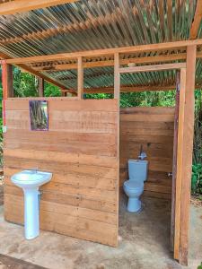 马尔多纳多港ROSA'S HOUSE的木制浴室设有卫生间和水槽