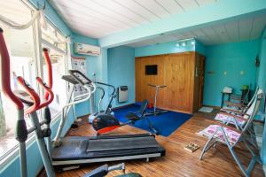 费德拉西翁Hotel y Spa Termas del Este的一间设有健身房的房间,里面设有健身器材
