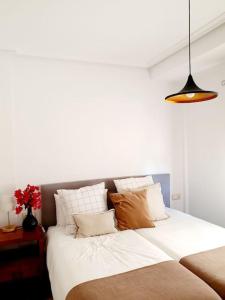 穆尔西亚Espectacular Villa PISCINA PRIVADA Altaona GOLF的一间卧室配有带白色床单和枕头的床。