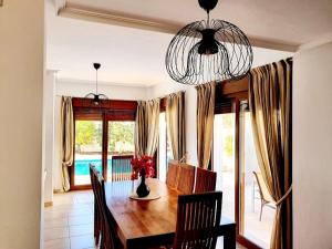 穆尔西亚Espectacular Villa PISCINA PRIVADA Altaona GOLF的一间带桌子和吊灯的用餐室