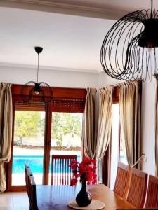 穆尔西亚Espectacular Villa PISCINA PRIVADA Altaona GOLF的一间带桌子和大窗户的用餐室