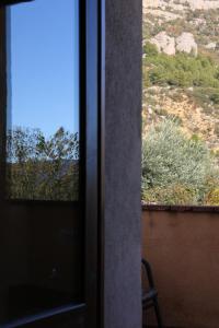 La Morera de MontsantHotel Balcó del Priorat的享有沙漠景致的窗户