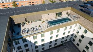 松兹瓦尔Clarion Hotel Sundsvall的享有带游泳池的大楼的顶部景致