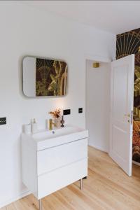TilffAu Numéro 5的白色的浴室设有水槽和镜子
