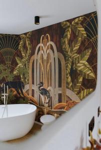 TilffAu Numéro 5的一间带水槽和壁画的浴室