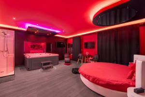 图卢兹Secret Night的一间红色卧室,配有床和浴室
