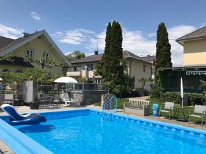 韦尔特湖畔克伦彭多夫Ferienanlage Seehof的一座房子旁的院子内的游泳池
