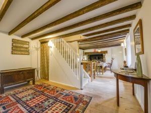 AshreigneyHope Cottage的客厅设有楼梯和桌子
