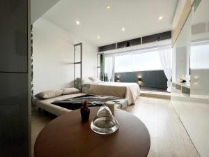 拉科鲁尼亚Skyline Coruña的一间卧室配有一张床、一张桌子和一张沙发
