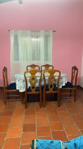 圣希尔Finca el Paraíso的一间带桌子和两把椅子的用餐室