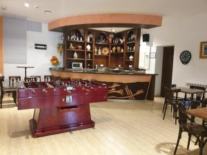 奥萨德蒙铁尔Casa Rural Galatea especial Grupos的一间位于房间中间的带桌子的餐厅