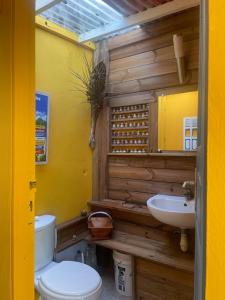 豪特尔Les hamacs aux Saintes的一间带卫生间和水槽的浴室