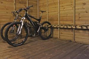 贝图瑟科伊德流浪汉双床旅舍的一辆自行车停在木制建筑内