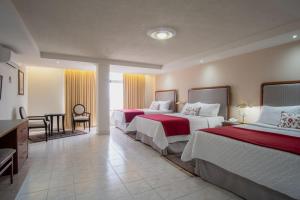 马特瓦拉Hotel del Parque的酒店客房配有两张床和一张书桌