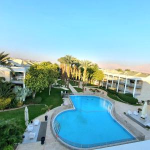 埃拉特Barak Royal Suites VIP 8A - חמש דקות מהים ומהטיילת的享有度假村游泳池的顶部景致