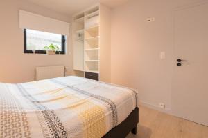 米德尔克尔克Villa Stijn的一间卧室设有一张床和一个窗口