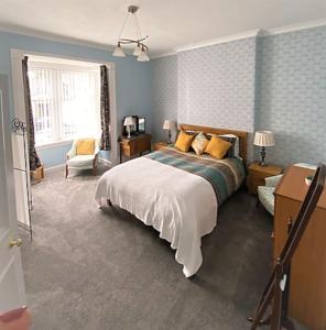 DalrySt John's Flat Spacious Accomodation的卧室配有床、椅子和窗户。