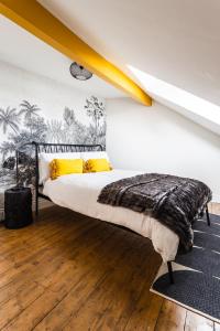 利斯本The Crescent Townhouse的一间卧室配有一张带黄色枕头的大床