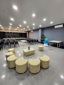 图马科HOTEL NABU DEL PACIFICO的一间会议室,配有桌椅和一张桌子及凳子