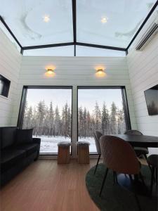 锡尔卡Arctic Iglu Levi的客厅配有沙发和桌子