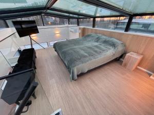 锡尔卡Arctic Iglu Levi的船上房间中间的一张床位