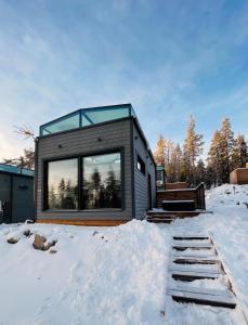 锡尔卡Arctic Iglu Levi的雪中带玻璃屋顶的现代房子