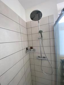 巴斯洛内特Le Côté Cour的浴室内配有淋浴和头顶淋浴