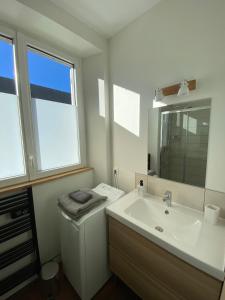 巴斯洛内特Le Côté Cour的白色的浴室设有水槽和镜子