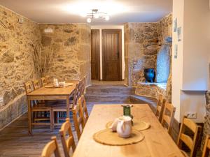 RianjoCasa Rural Laxido的用餐室配有木桌和椅子