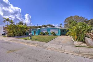 可可比奇Cute and Cozy Florida Duplex Walk to Beaches!的一座棕榈树的蓝色房子