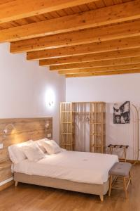 瓜达卢佩ANJ Alojamientos的一间卧室设有一张床和木制天花板