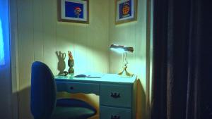 微风湾Reef Dreamer Artist’s Retreat的客房配有桌椅和台灯