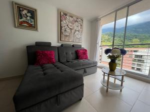 ENCANTADOR APARTAMENTO CON VISTA A LAS MONTAÑAS CON PISCINA y PARQUEADERO SECTOR DE CALMABEO MUY CERCA al CENTRO的休息区