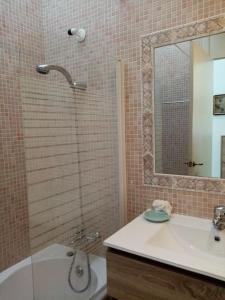 卡兰博希Precioso apartamento en complejo con piscina的带浴缸、水槽和淋浴的浴室