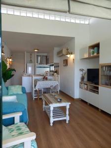 卡兰博希Precioso apartamento en complejo con piscina的客厅配有蓝色的沙发和桌子