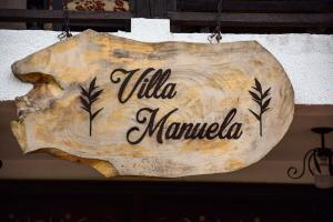 金巴亚Finca Hotel Casa Nostra, Villa Manuela的挂在墙上的 ⁇ 丽花的标志