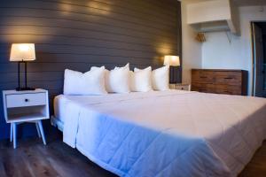 克利尔沃特Devon Shores的卧室配有带白色枕头的大床