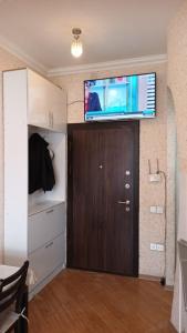 巴库Gold Baku的一间设有门的房间和墙上的电视
