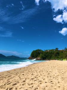 乌巴图巴Pousada Serrate的蓝天和海洋的沙滩