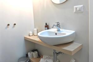 马泰拉Vicolo Fiore Affittacamere的浴室设有白色水槽和镜子