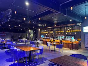 沙湾拿吉Macchiato Resort Savannakhet Opposite Thai Embassy的餐厅设有木桌和蓝色椅子