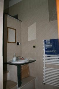 福贾JLL Room的一间带水槽和镜子的浴室