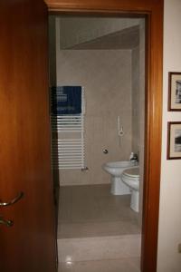 福贾JLL Room的一间带卫生间和水槽的浴室