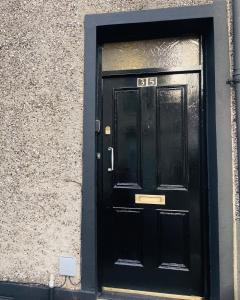 伦敦德里Heights View Apartment的黑色的门,上面有号码