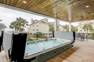 棕榈岛7 Beachwood E的露台设有大型热水浴池和甲板